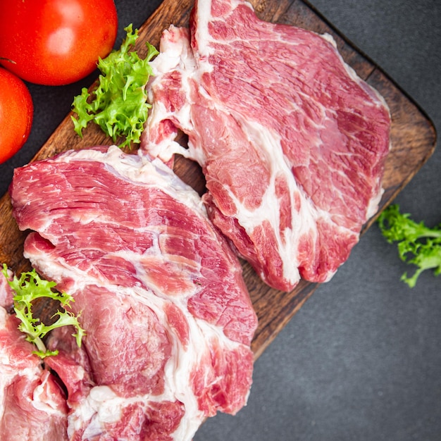 Repas de viande crue de porc frais collation alimentaire sur la table copie espace arrière-plan alimentaire vue de dessus rustique