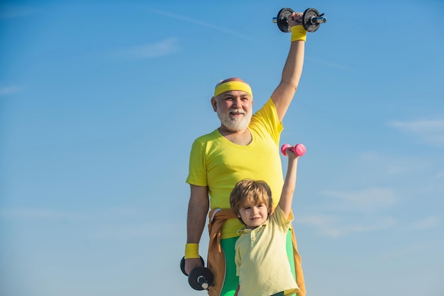 Repérage père et fils Concepts de sport et d'entraînement Sports pour enfants Suivre grand-père Père et enfant s'entraînant ensemble Nous faisons de l'exercice tous les jours