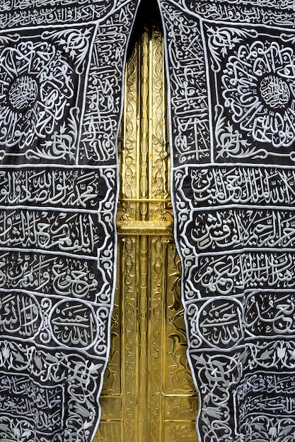 Photo réplique détaillée de la kaaba avec calligraphie