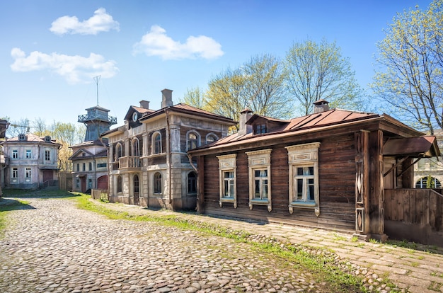 Une réplique de vieilles maisons, une église dans une rue de la ville sur le territoire du musée de l'entreprise cinématographique Mosfilm à Moscou