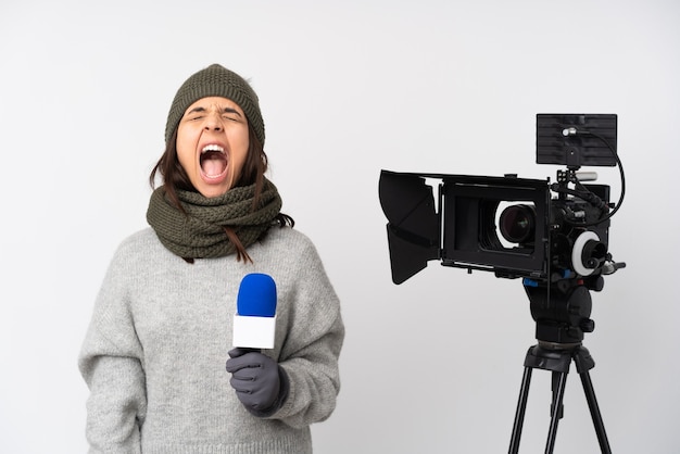 Reporter femme tenant un microphone et rapport de nouvelles sur fond blanc isolé criant à l'avant avec la bouche grande ouverte