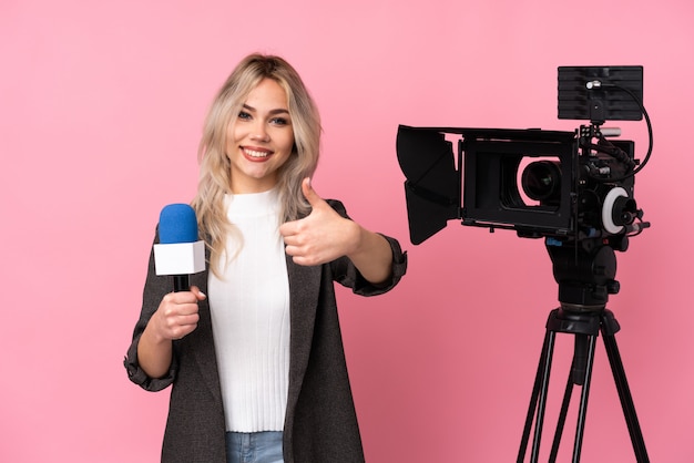 Reporter femme tenant un microphone et rapportant des nouvelles
