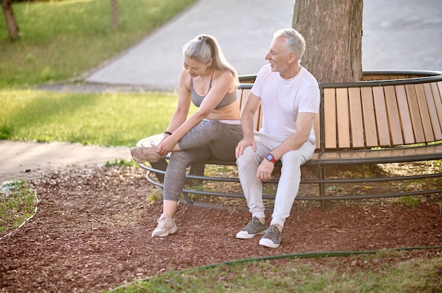 Repos. Un Couple Sportif Mature Se Reposant Après L'entraînement