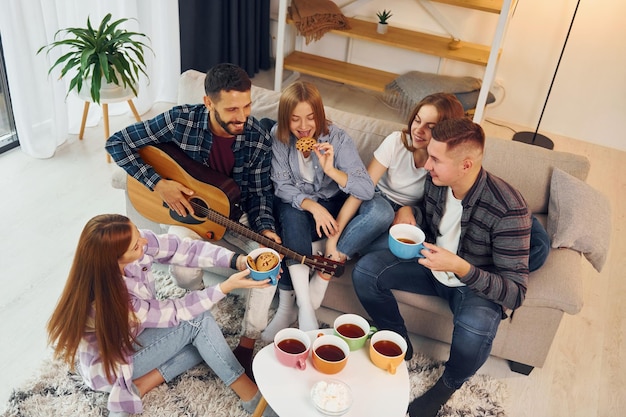 Repos du week-end Un groupe d'amis fait la fête ensemble à l'intérieur