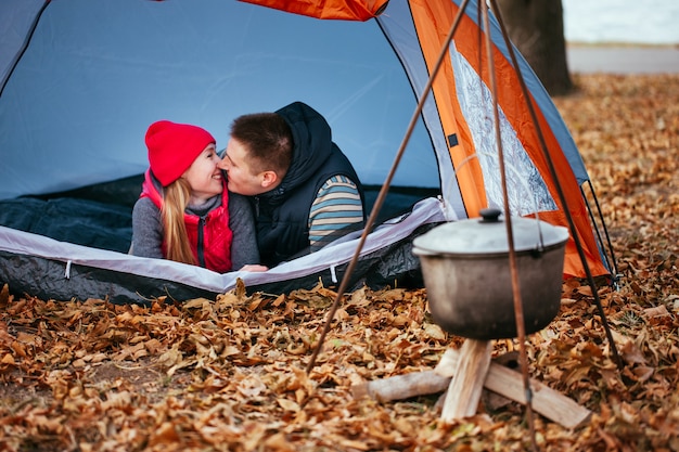 Reposez-vous sur la nature d'un jeune couple dans une tente.