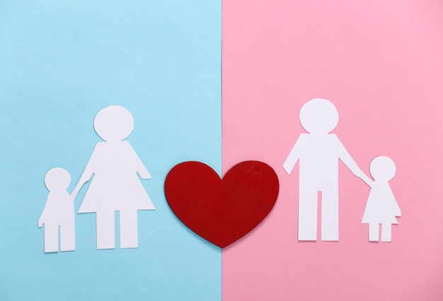 Reprendre le concept de relation. Famille de papier avec un coeur rouge sur pastel rose bleu