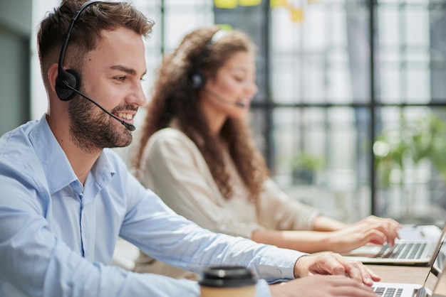 Représentant du service client avec un collègue travaillant au bureau