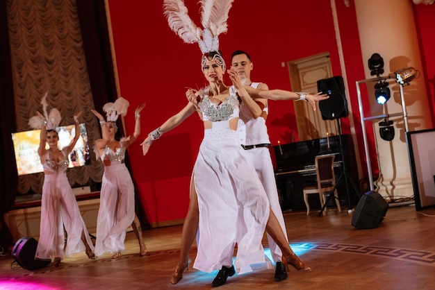 Représentation d'un showballet d'un groupe de danse d'acteurs en costumes lumineux