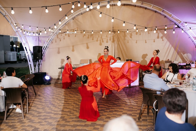 Représentation d'un spectacle-ballet d'un groupe de danse d'acteurs en costumes lumineux