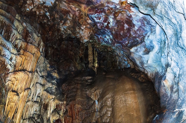 République de Crimée Stalactites et stalagmites dans la grotte Emine Bair Khosar Affûtage sélectif