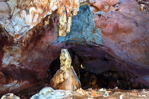 République de Crimée Stalactites et stalagmites dans la grotte Emine Bair Khosar Affûtage sélectif