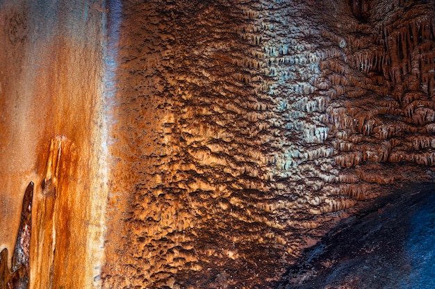 République de Crimée Stalactites et stalagmites dans la grotte Emine Bair Khosar Affûtage sélectif