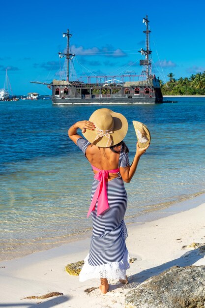 République dominicaine de Punta Cana une fille dans un chapeau sur l'océan avec de l'eau turquoise et des palmiers