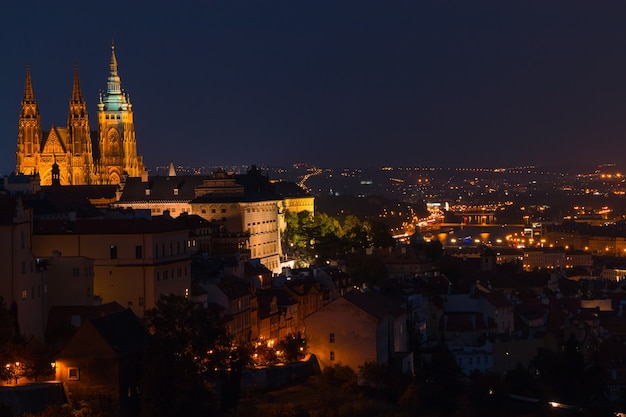 République Tchèque. Prague. Vue sur la ville et la cathédrale Saint-Guy. Éclairage nocturne et nocturne de la ville