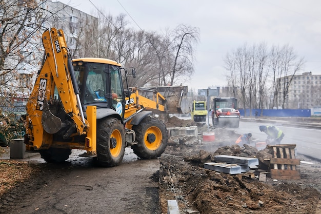 Rerm, Russie - 06 novembre 2020 : travaux routiers dans une rue d'automne pluvieuse