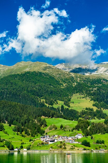 Reschensee, un lac artificiel dans le Tyrol du Sud, les Alpes italiennes