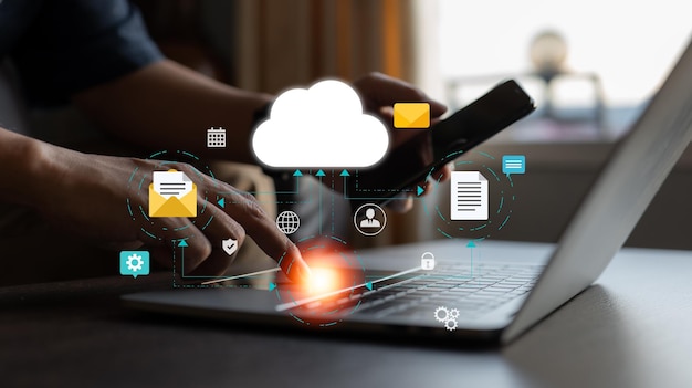 Un réseau d'appareils mobiles et d'ordinateurs portables pour le cloud computing Une base de données avec une icône d'entreprise est remplie d'informations et de données provenant d'appareils en ligne