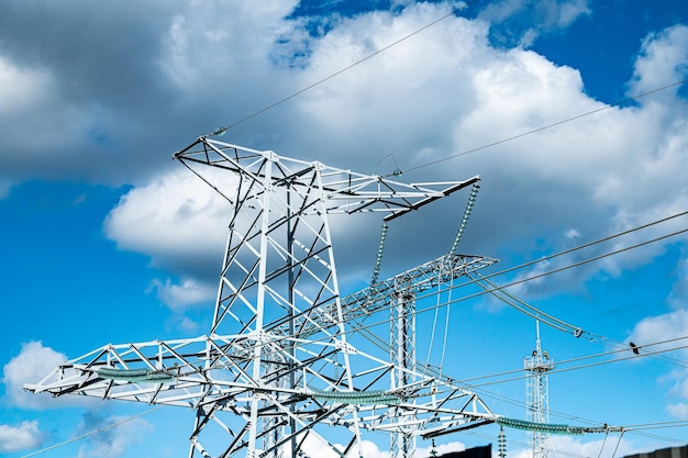 Réseau électrique à haute tension contre le ciel bleu