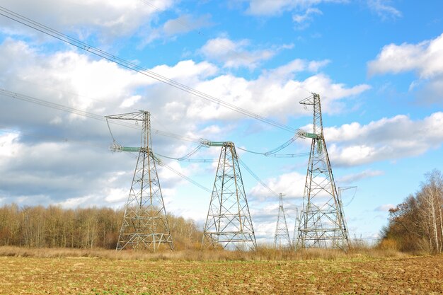 Réseau électrique à haute tension dans le ciel