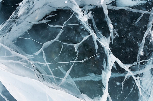 Réseau de fissures dans une épaisse couche solide de glace