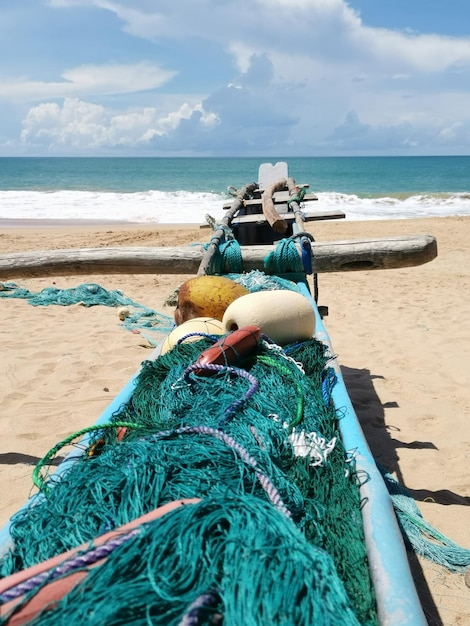 Photo réseau de pêche dans un bateau sur la plage