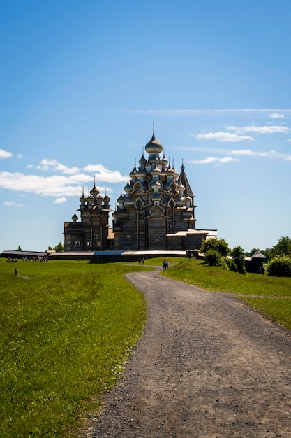 Réserve de musée en plein air sur l'île de Kizhi dans le lac Onega Monuments d'églises d'architecture en bois