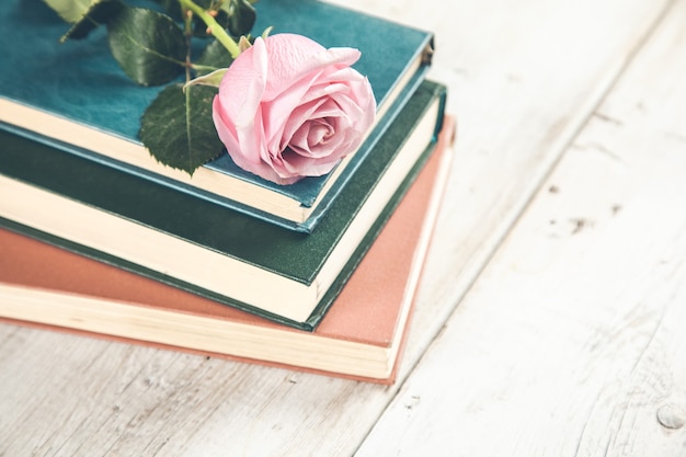 Réservez avec des roses sur la table en bois