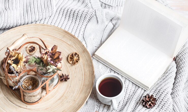 Réservez avec une tasse de café sur le lit