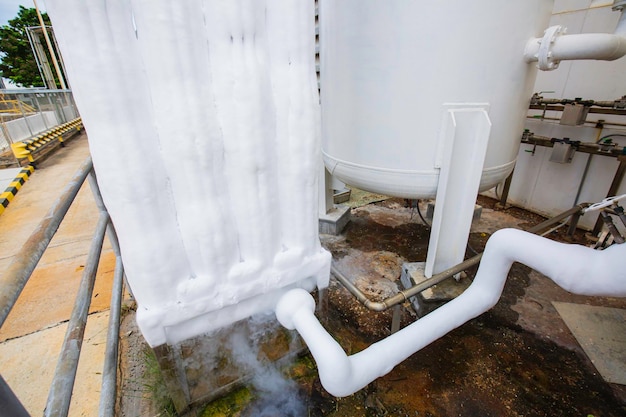 Réservoir d'azote liquide congelé transportant des tuyaux
