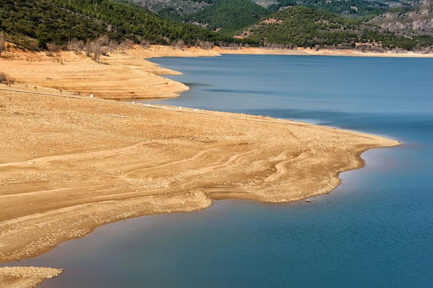 Réservoir de Beleña, en Espagne, sur les rives duquel on peut voir l'étiage dû à la sécheresse.
