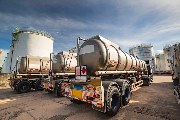 Le réservoir de camion de transport de produits chimiques dangereux en acier inoxydable est garé dans l'usine.