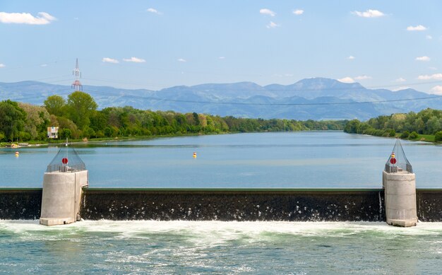 Réservoir de la centrale hydroélectrique de Vogelgrun sur le Rhin