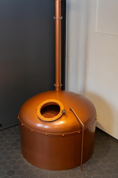 Un réservoir de cuivre avec du moût dans une vieille brasserie