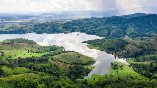 Réservoir, dans, vallée, dans, saison pluie, vue aérienne, depuis, drone