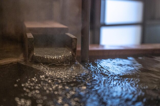 Un réservoir d'eau chaude avec une lumière bleue en arrière-plan