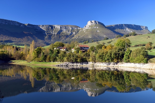 Réservoir d'eau de Maroño et montagnes de la Sierra Salvada. Allava. Pays Basque. Espagne