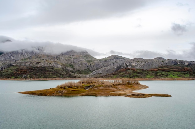 Réservoir d'eau de Riano à Leon