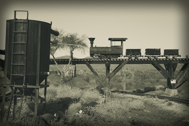 Photo réservoir d'eau avec train sur pont ferroviaire