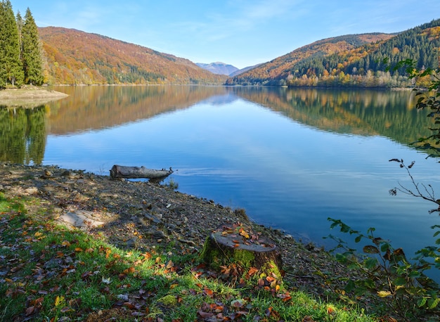Photo réservoir d'eau de vilshany sur la rivière tereblya transcarpatie ukraine lac pittoresque avec réflexion des nuages belle journée d'automne dans les montagnes des carpates