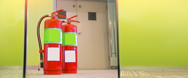 Réservoir d'extincteur avec porte de sortie dans le bâtiment.