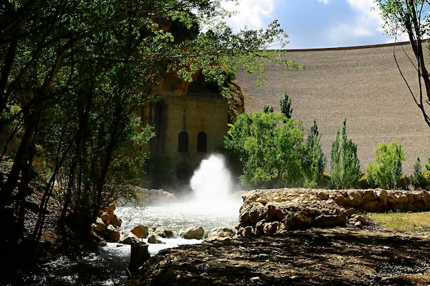 Réservoir Francisco abellan sur le lit de la rivière fardes