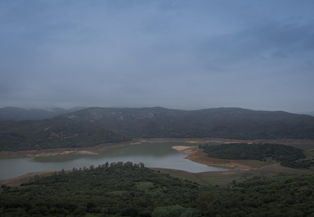 Réservoir de Guadarranque Château de Castellar Andalousie Espagne