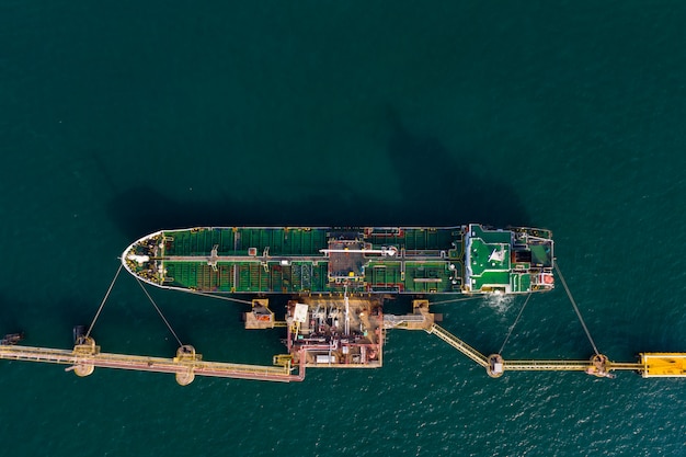 Réservoir d'huile sur la mer verte