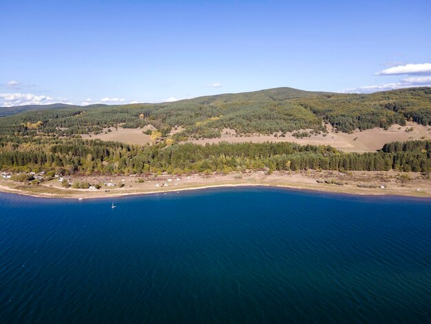 Photo le réservoir d'iskar près de la ville de sofia, en bulgarie