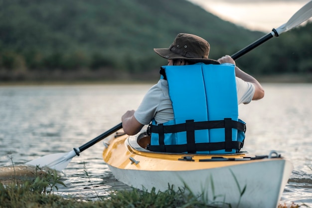 Le réservoir de Mae Moh, lieu célèbre pour les voyageurs en kayak, flotte dans le kayak