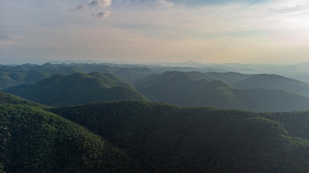 Réservoir de Muak Lek à Saraburi depuis une vue aérienne à vol d'oiseau Belle nature invisible au barrage de Muak Lek avec une chaussée à côté avec de l'eau et une colline d'arbres