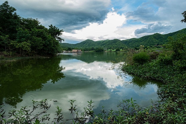 Réservoir naturel dans les montagnes