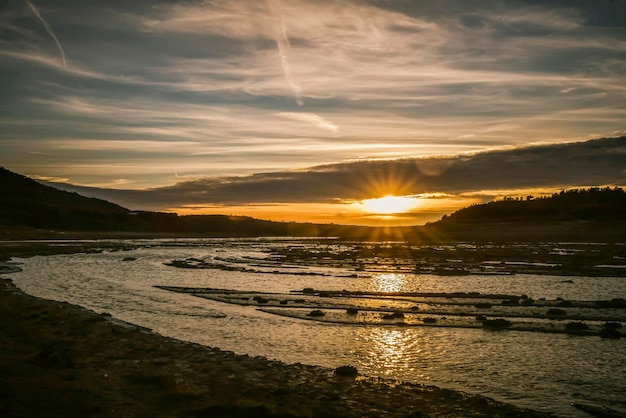 Le réservoir negratin sur le cours de la rivière guadiana menor