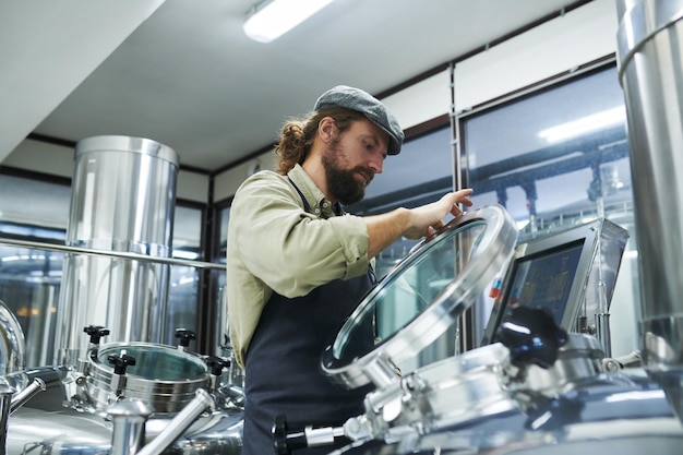 Réservoir d'ouverture avec bière en fermentation