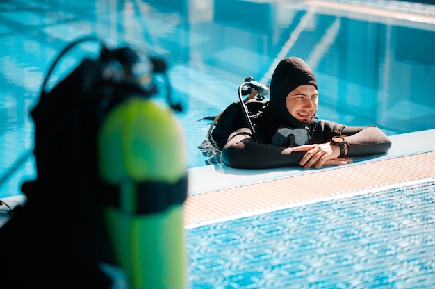 Réservoir d'oxygène au bord de la piscine, équipement de plongée, plongée
